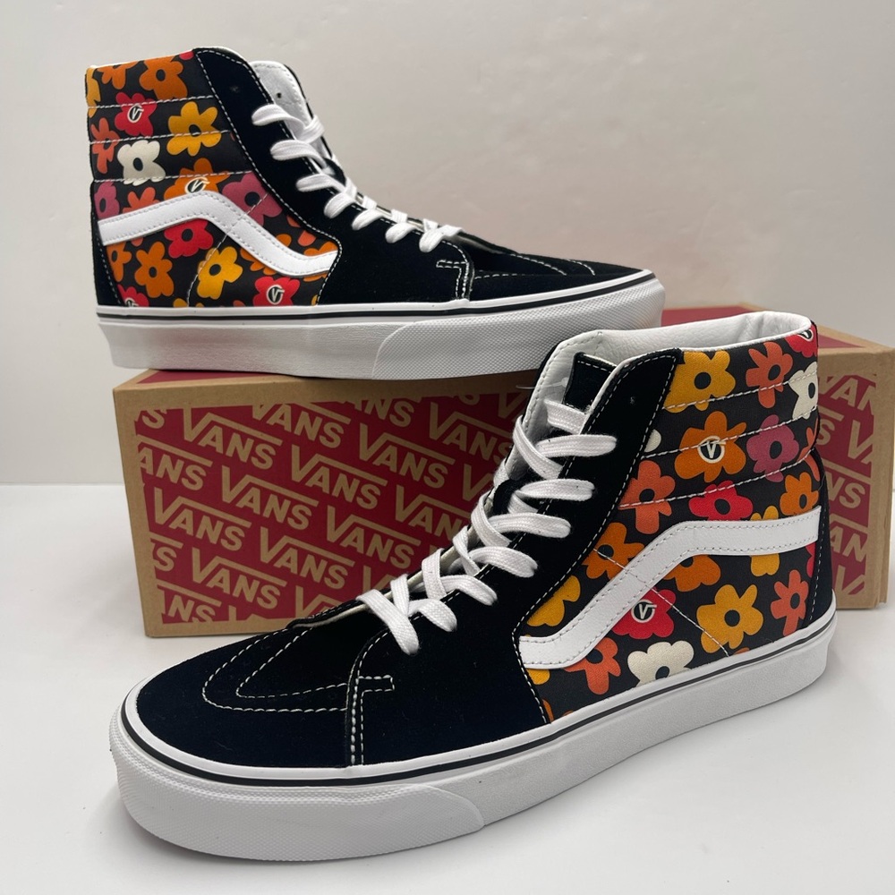 Vans Men's Sk8-Hi
Flower Black/Multi Sneakers
VN000D5|BML
Floral High-Top